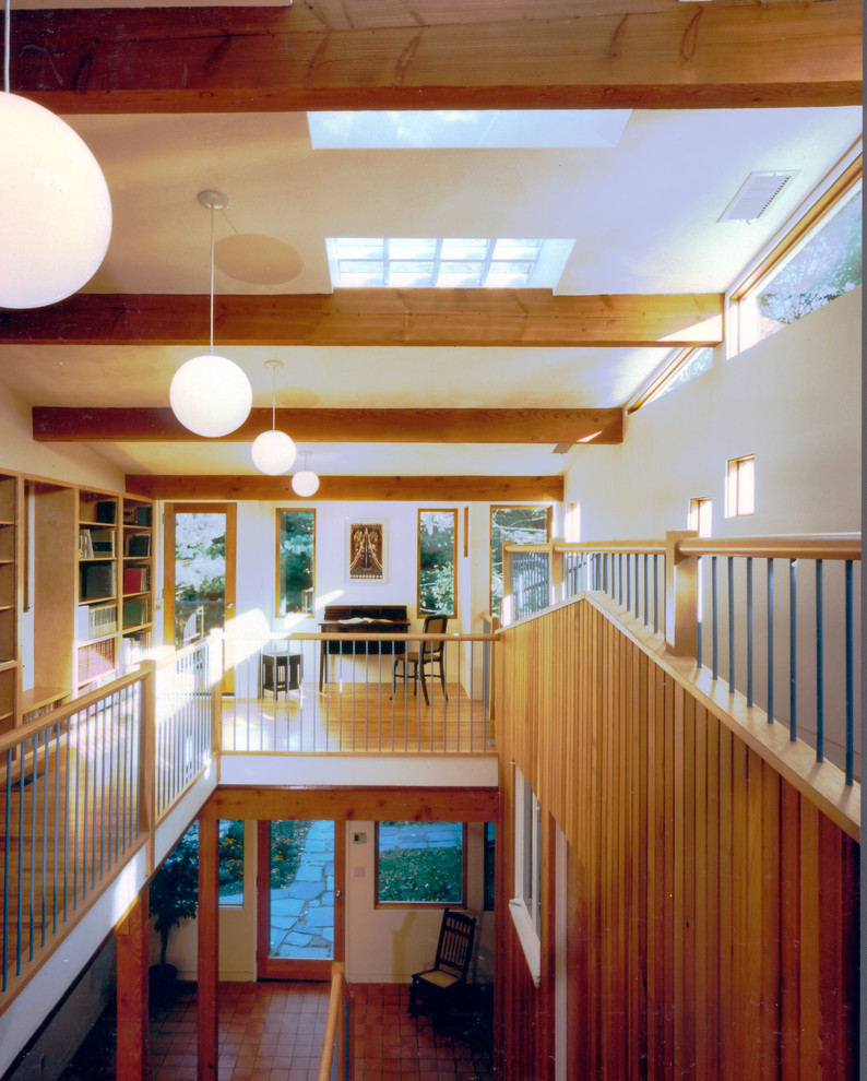 Imagen de recibidores y pasillos minimalistas de tamaño medio con paredes blancas y suelo de madera en tonos medios