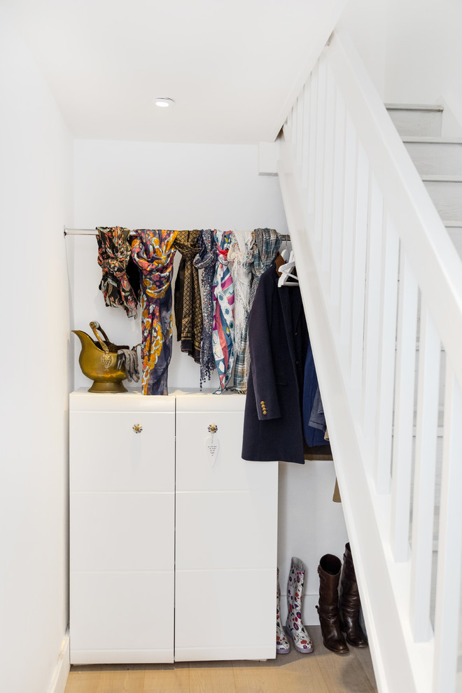 Источник вдохновения для домашнего уюта: коридор среднего размера в современном стиле с белыми стенами, светлым паркетным полом и белым полом