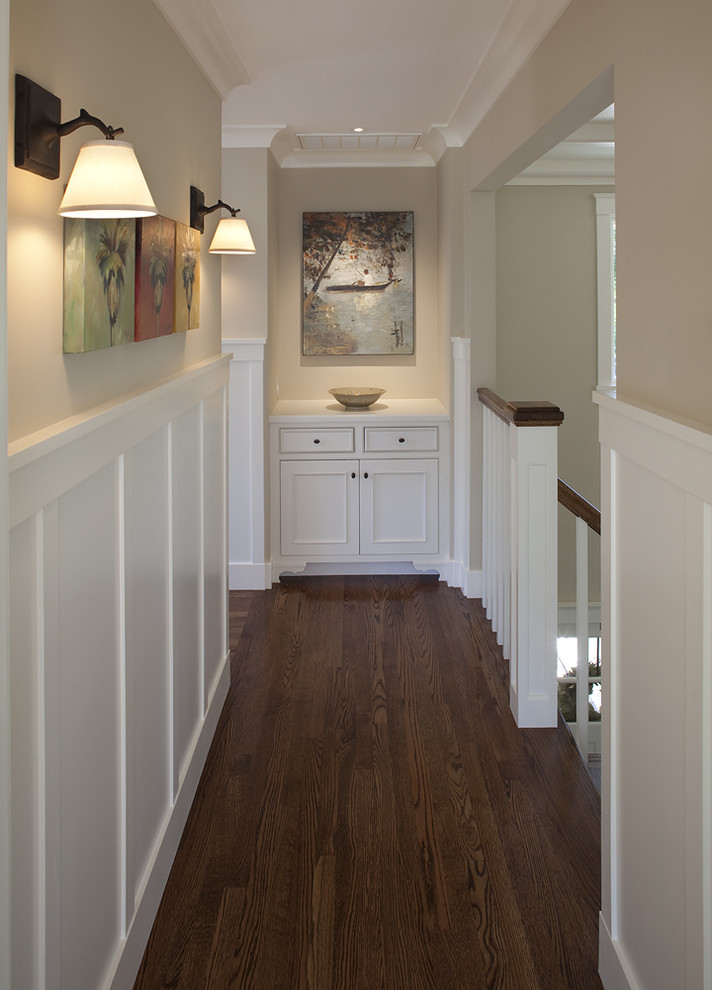 Inspiration pour un couloir traditionnel avec parquet foncé et un sol marron.