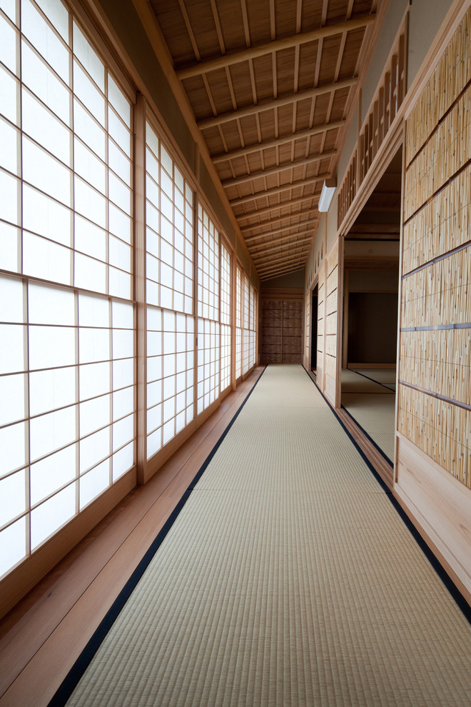 Cette image montre un couloir asiatique avec un sol en bois brun.