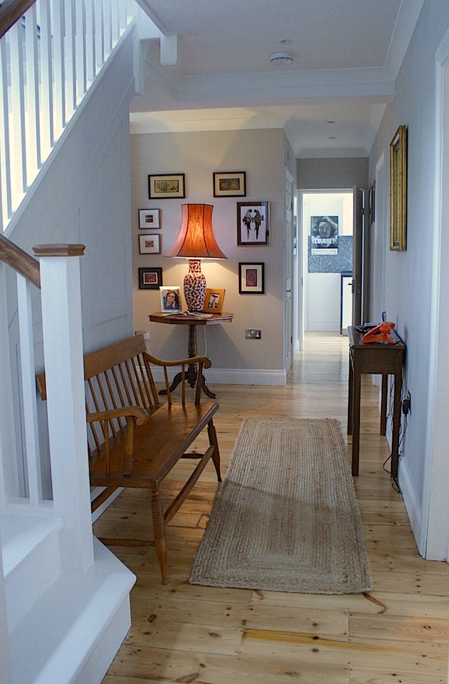 Foto de recibidores y pasillos eclécticos de tamaño medio con suelo de madera clara