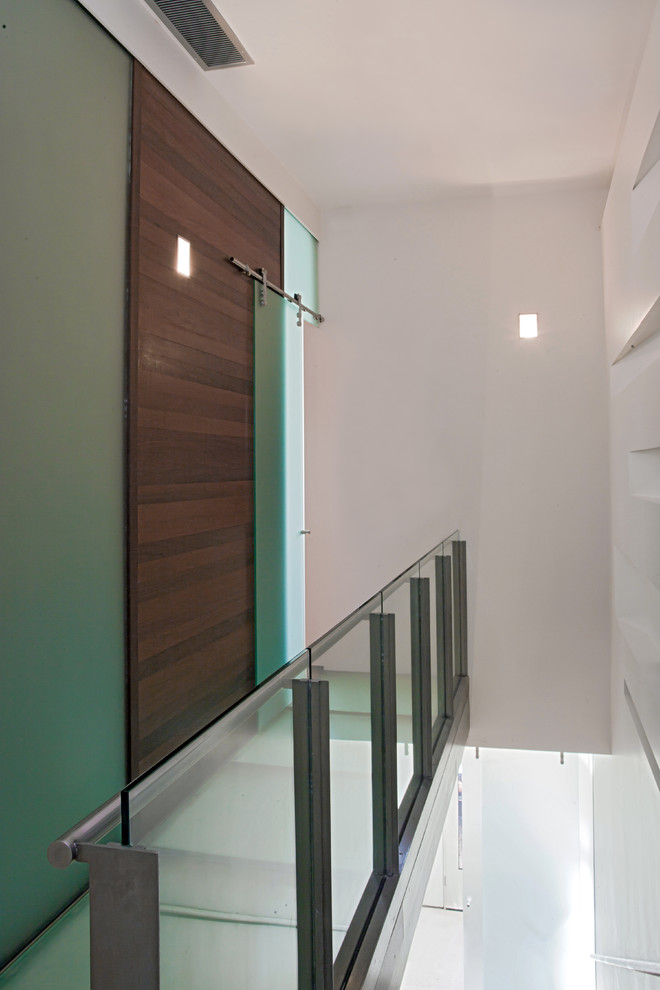 Foto di un ingresso o corridoio minimal di medie dimensioni con pareti bianche