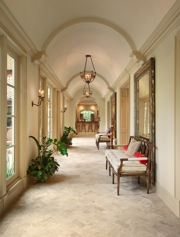 Idee per un grande ingresso o corridoio mediterraneo con pareti bianche e pavimento con piastrelle in ceramica