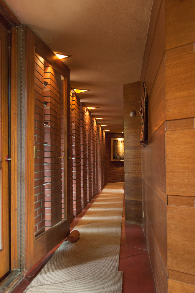 На фото: коридор среднего размера в современном стиле
