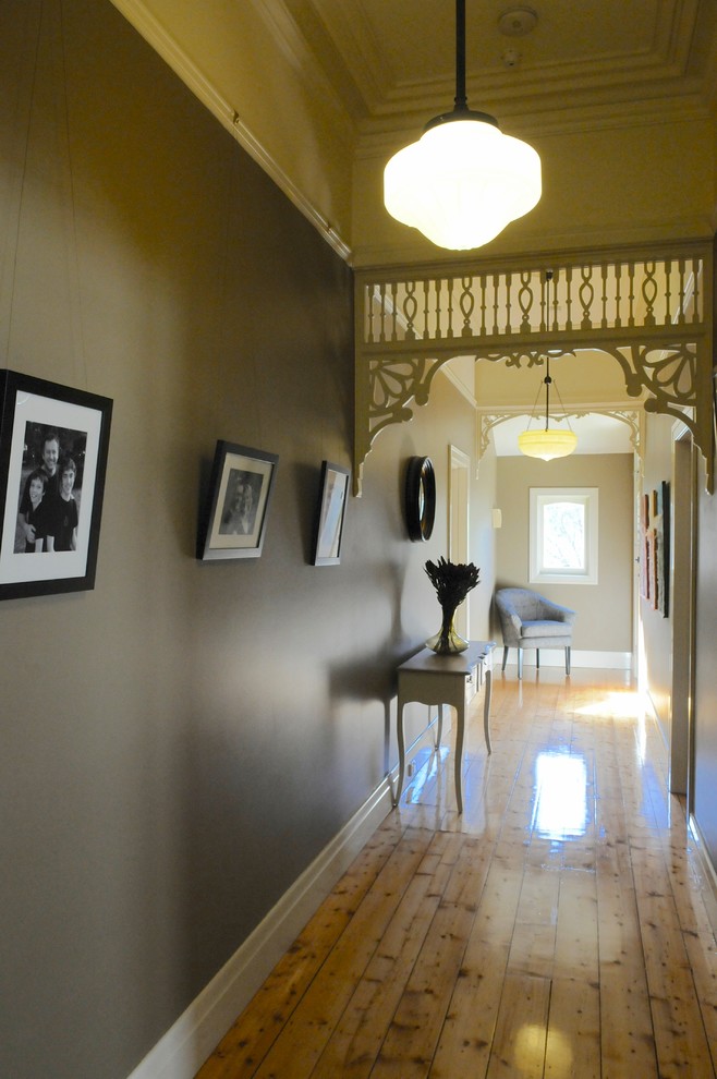 Свежая идея для дизайна: узкий коридор в классическом стиле - отличное фото интерьера