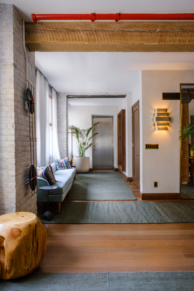На фото: большой коридор в современном стиле с белыми стенами, коричневым полом и балками на потолке с