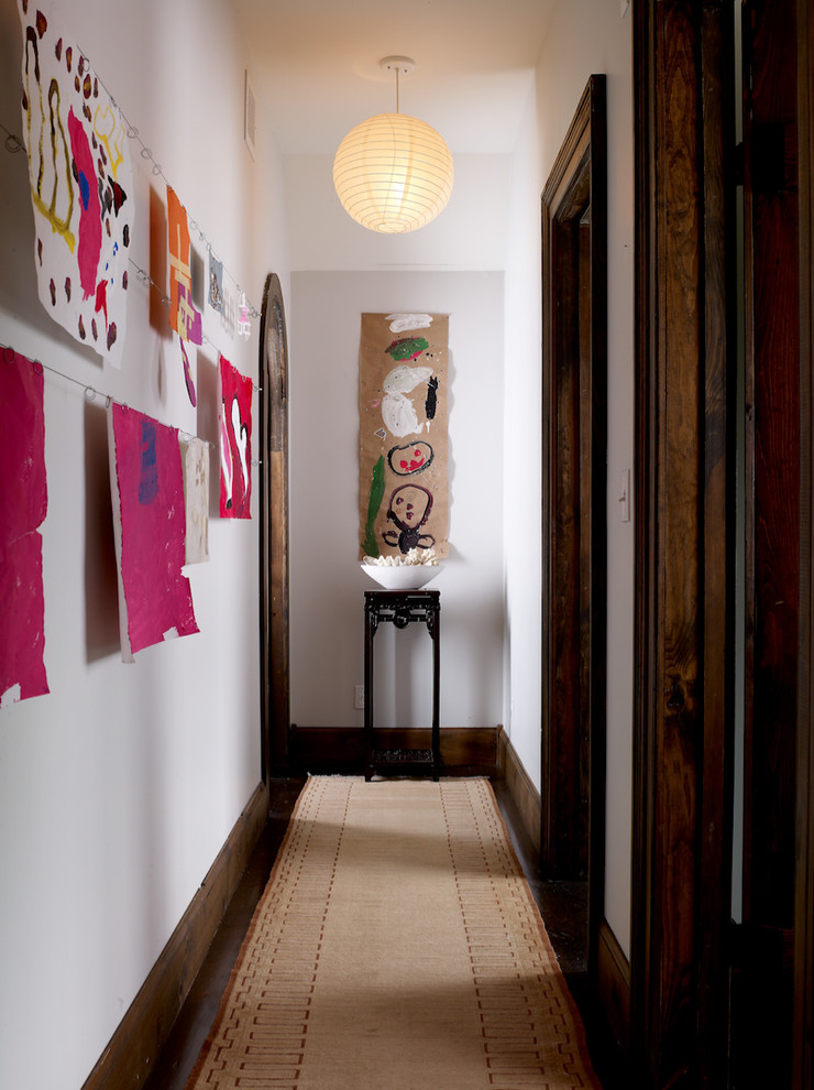 Источник вдохновения для домашнего уюта: коридор в классическом стиле с темным паркетным полом