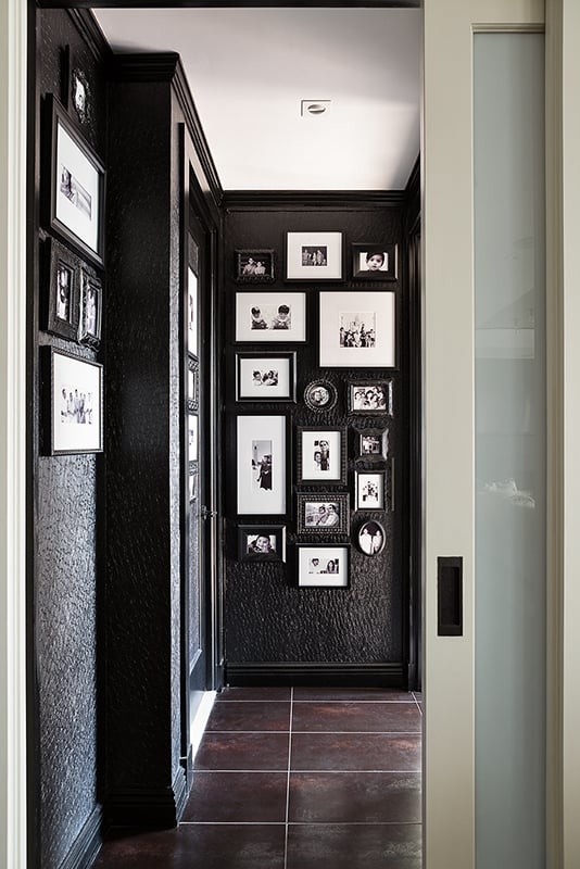 Идея дизайна: коридор среднего размера в современном стиле с черными стенами, полом из керамогранита и коричневым полом