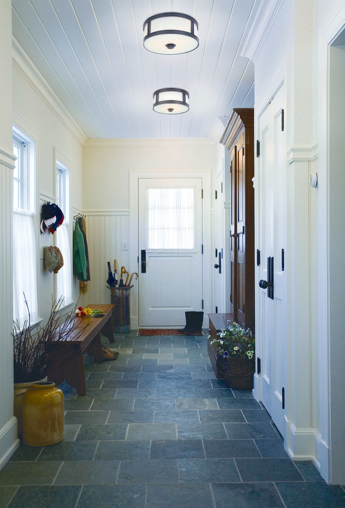 Cette photo montre un couloir craftsman avec un sol bleu.