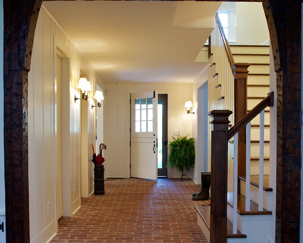 Ispirazione per un ingresso o corridoio tradizionale con pavimento in mattoni