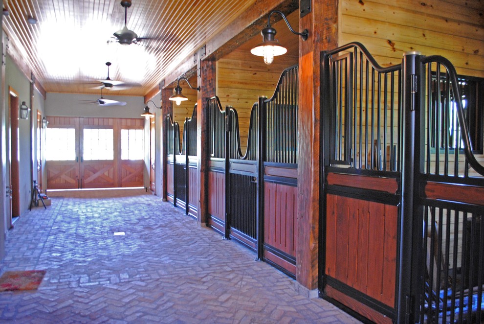 Esempio di un grande ingresso o corridoio stile rurale con pavimento in mattoni