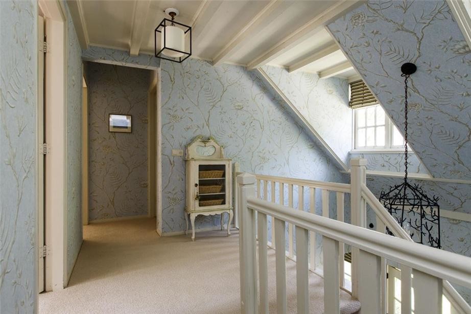 Источник вдохновения для домашнего уюта: коридор среднего размера в стиле кантри с синими стенами и ковровым покрытием