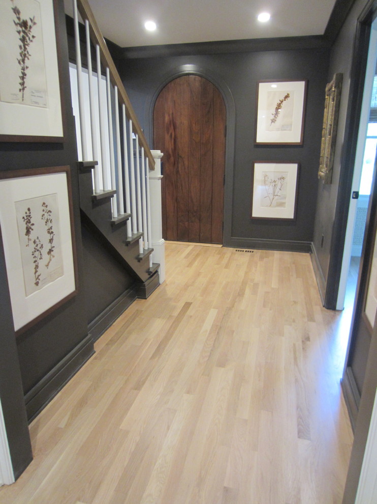 Example of a transitional hallway design in New York