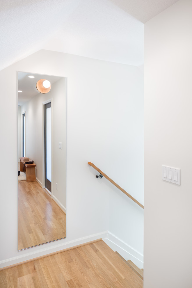 Стильный дизайн: маленький коридор в скандинавском стиле с белыми стенами и светлым паркетным полом для на участке и в саду - последний тренд