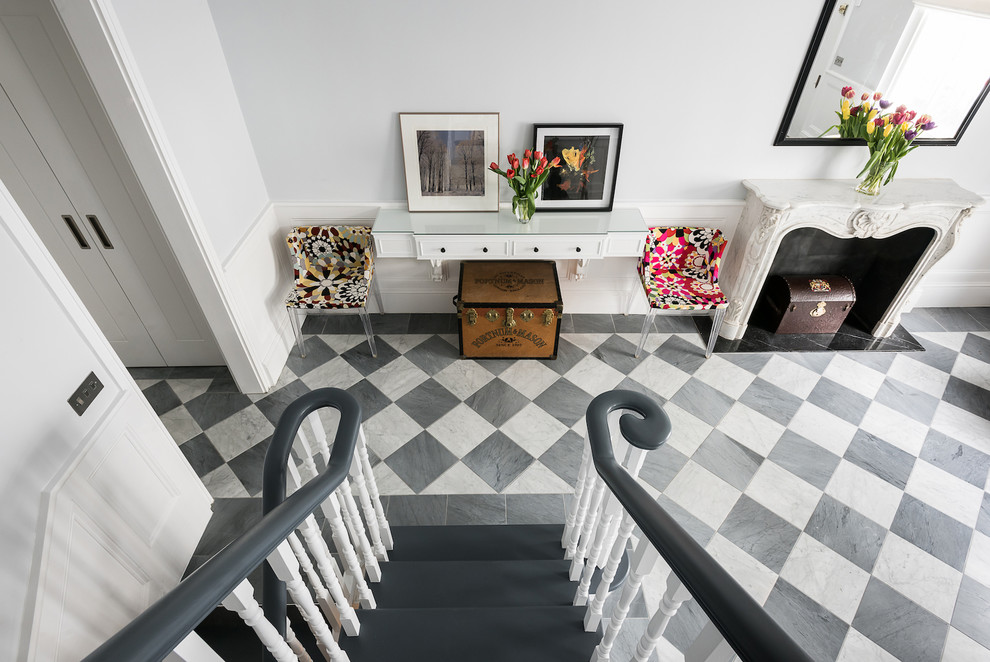 Großer Moderner Flur mit grauer Wandfarbe und Keramikboden in London