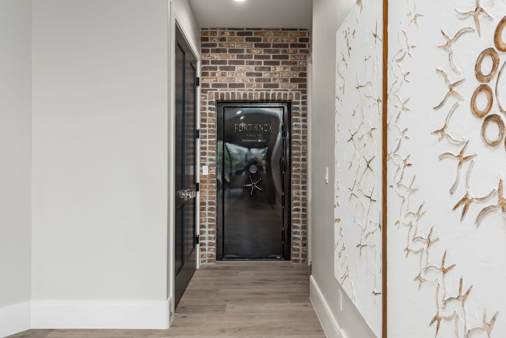 Réalisation d'un couloir tradition de taille moyenne avec un mur gris, un sol en vinyl et un sol beige.
