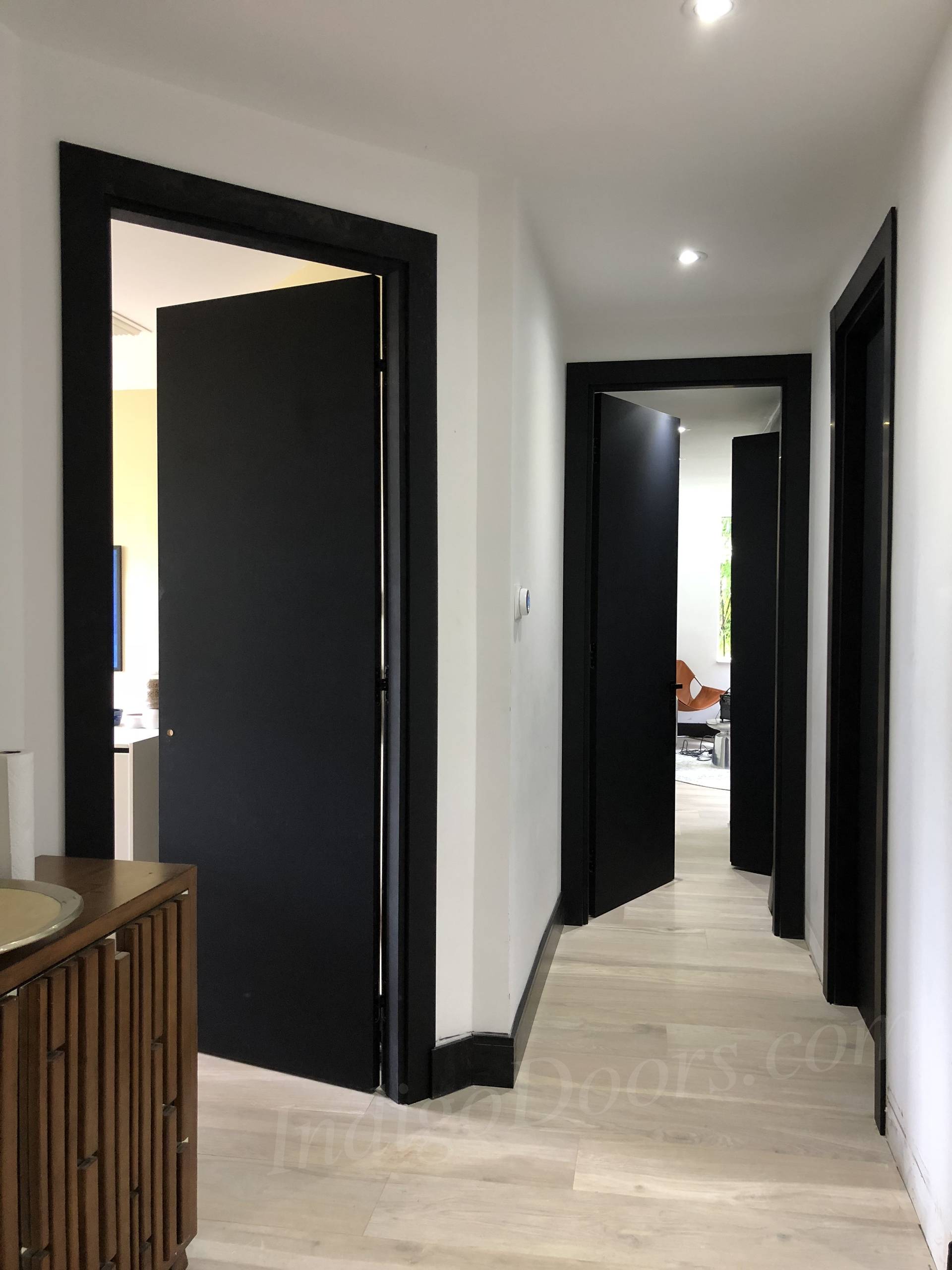Черные двери в квартире