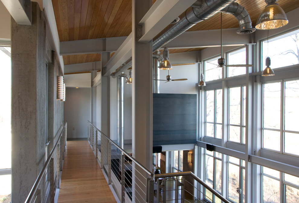 Diseño de recibidores y pasillos industriales con suelo de madera en tonos medios