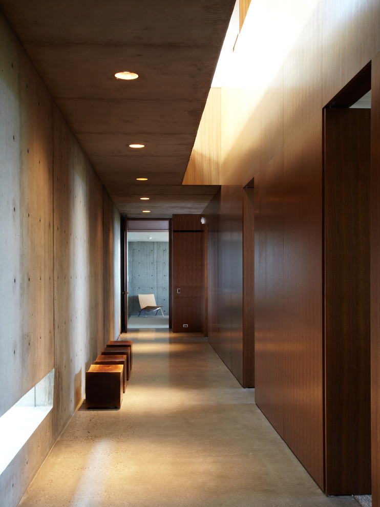 Идея дизайна: узкий коридор в стиле лофт с бетонным полом