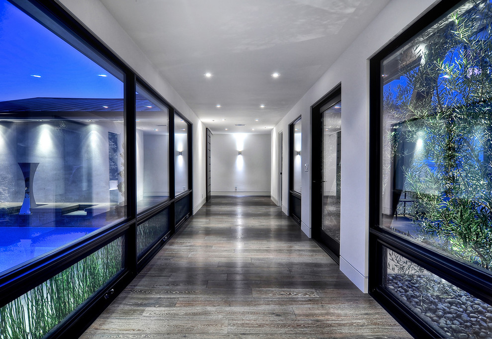 Идея дизайна: коридор среднего размера в современном стиле с белыми стенами и темным паркетным полом