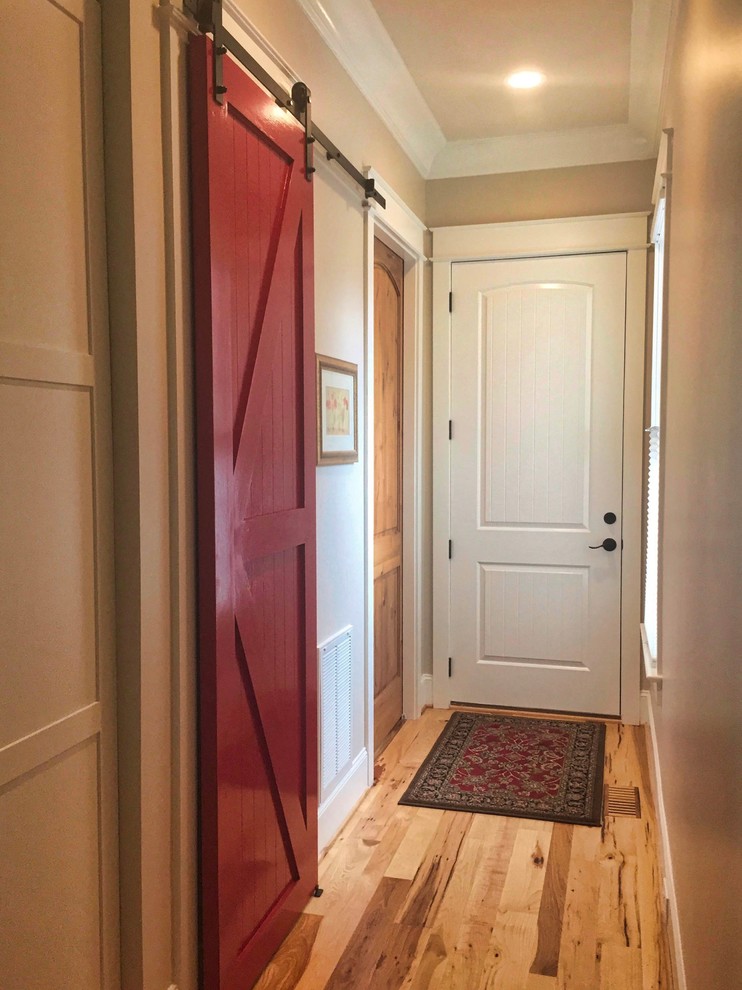 Kleiner Stilmix Flur mit beiger Wandfarbe und hellem Holzboden in Raleigh