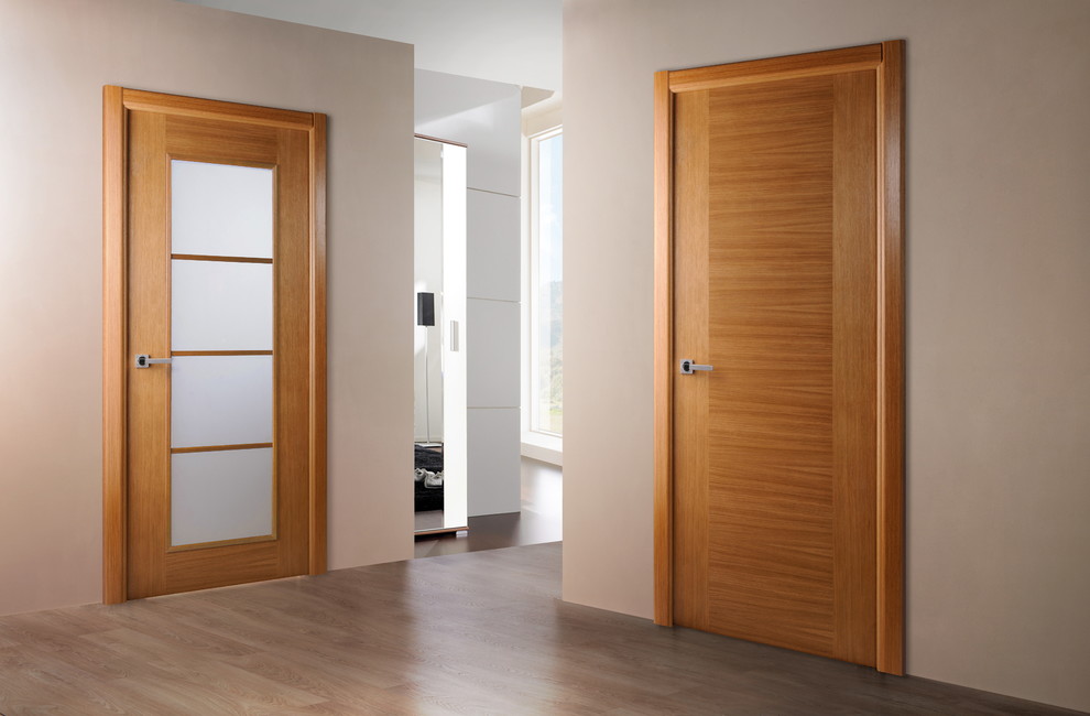 Foto de recibidores y pasillos minimalistas pequeños con paredes beige y suelo de madera en tonos medios