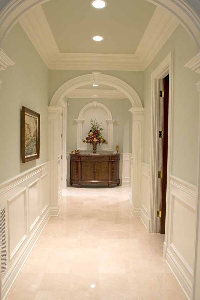 Свежая идея для дизайна: коридор в классическом стиле с зелеными стенами и мраморным полом - отличное фото интерьера