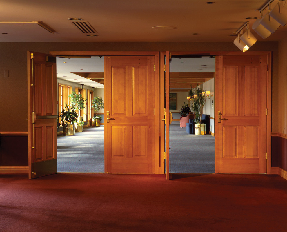 На фото: большой коридор в стиле кантри с бежевыми стенами и ковровым покрытием с