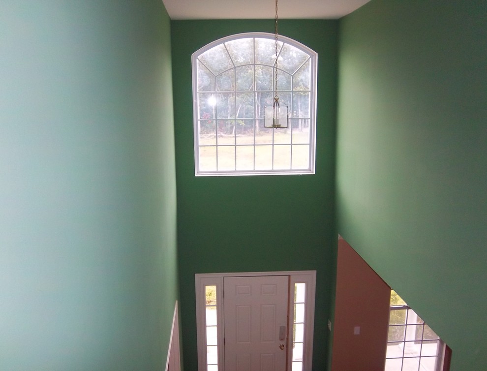 Ispirazione per un grande ingresso o corridoio chic con pareti verdi