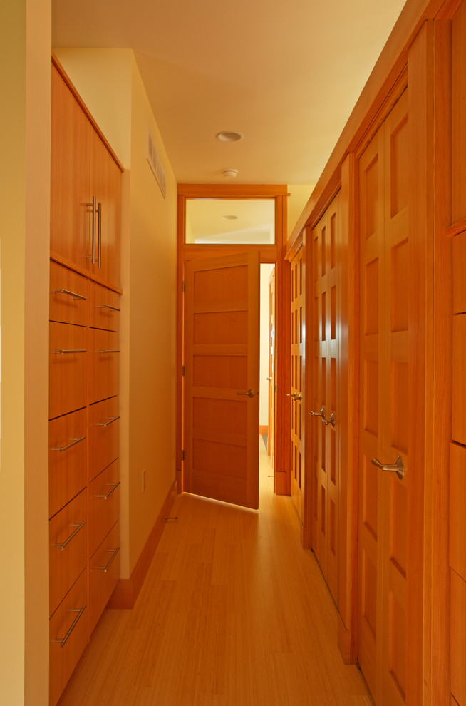 Ispirazione per un ingresso o corridoio design di medie dimensioni con pavimento in bambù
