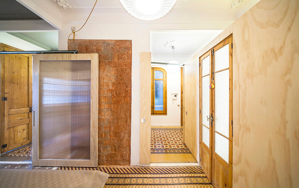 Свежая идея для дизайна: коридор среднего размера в стиле фьюжн с коричневыми стенами и полом из керамической плитки - отличное фото интерьера