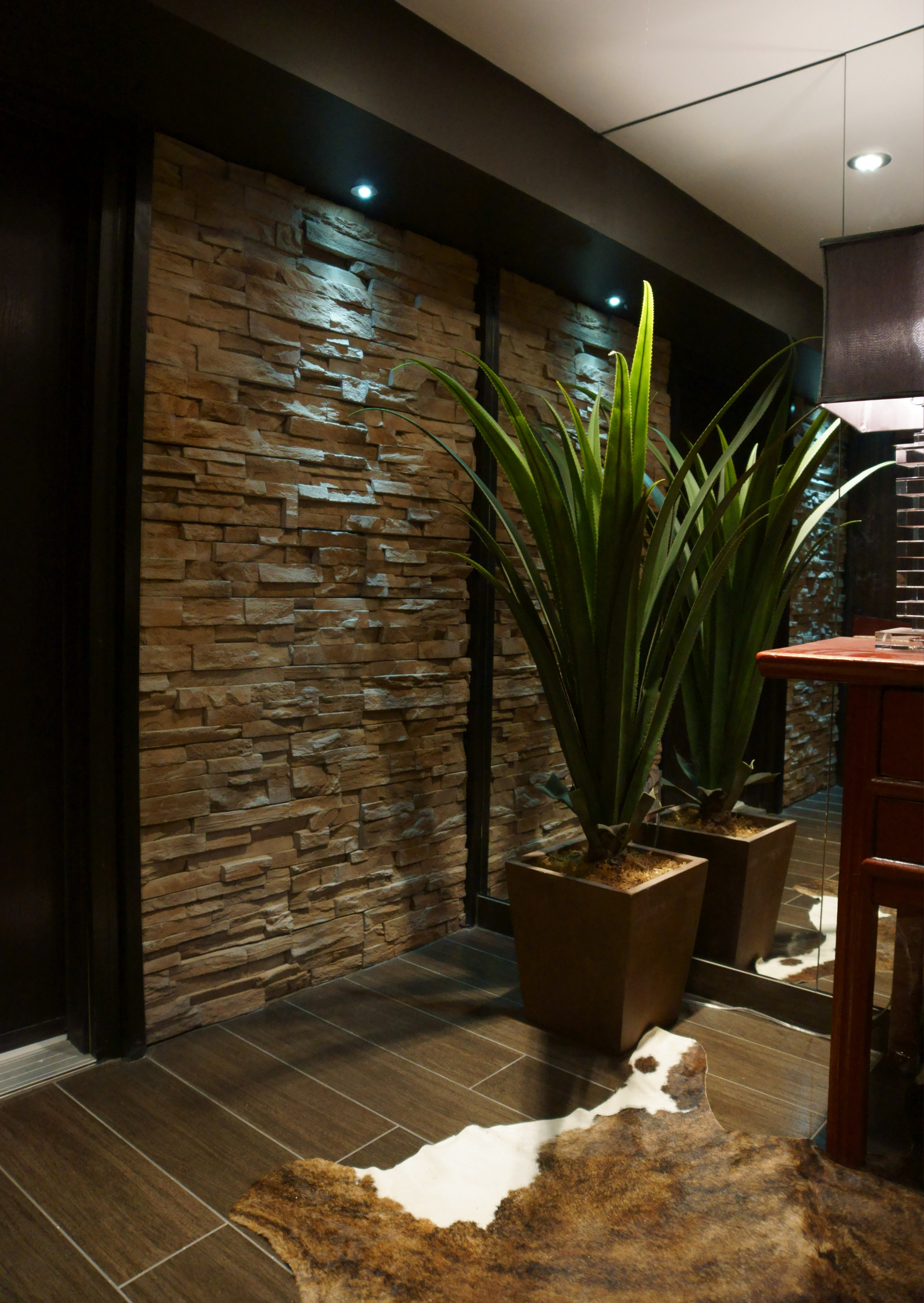 Интерьер коридора в квартире камень дерево