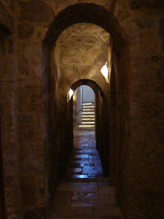 Esempio di un grande ingresso o corridoio chic con pareti marroni e pavimento in pietra calcarea