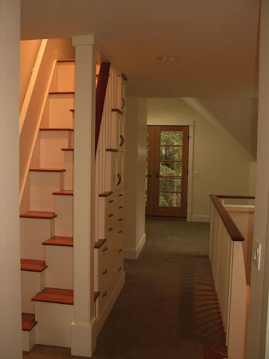 Diseño de recibidores y pasillos de estilo americano de tamaño medio con paredes beige, moqueta y suelo marrón