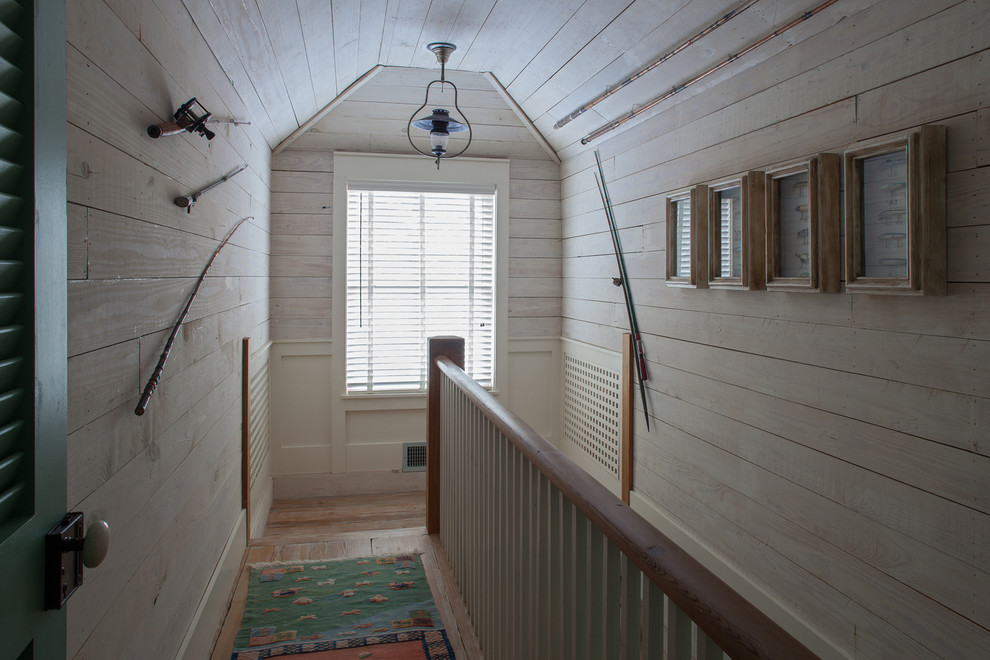 Ispirazione per un ingresso o corridoio classico con pareti beige e pavimento in legno massello medio