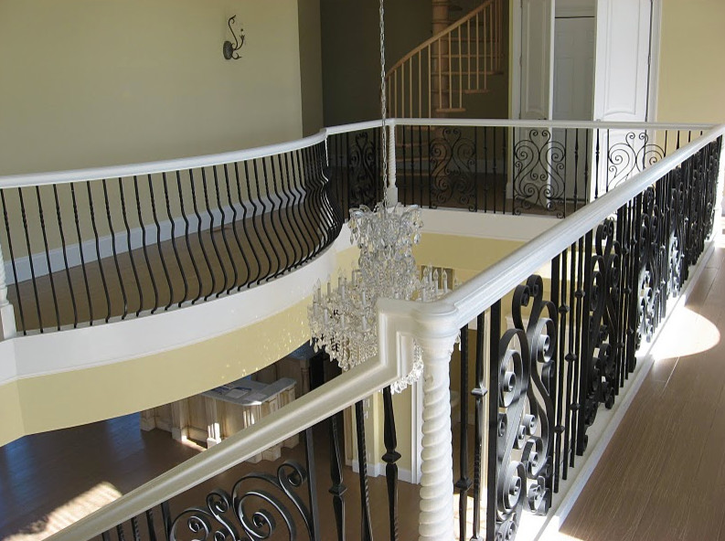 Idée de décoration pour un grand escalier design.