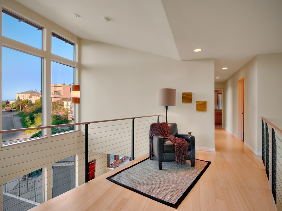 Moderner Flur mit weißer Wandfarbe und braunem Holzboden in Seattle
