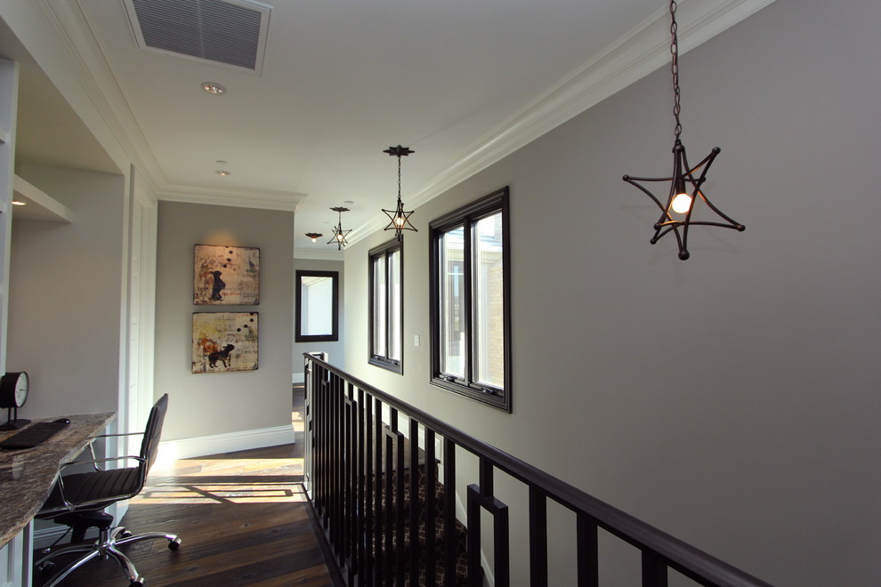 Réalisation d'un couloir design avec un mur gris, parquet foncé et un sol marron.