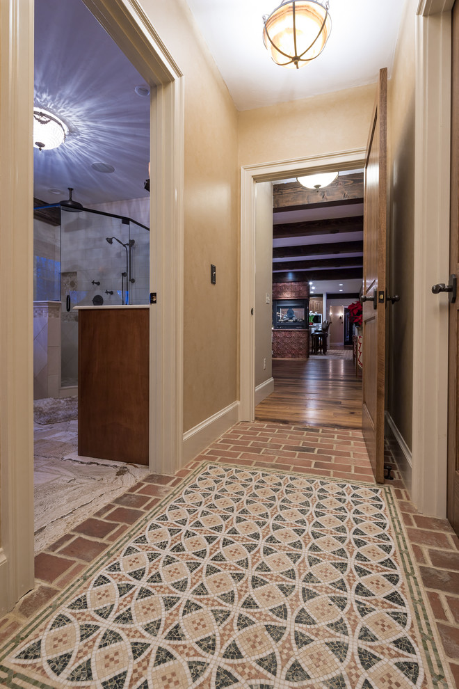 Ispirazione per un ingresso o corridoio boho chic di medie dimensioni con pavimento in mattoni