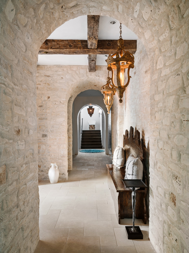 На фото: коридор в средиземноморском стиле с бежевыми стенами и бежевым полом с