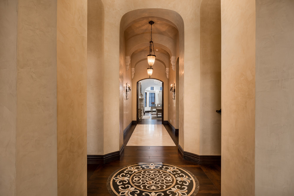 Источник вдохновения для домашнего уюта: большой коридор в классическом стиле с коричневыми стенами, паркетным полом среднего тона и коричневым полом