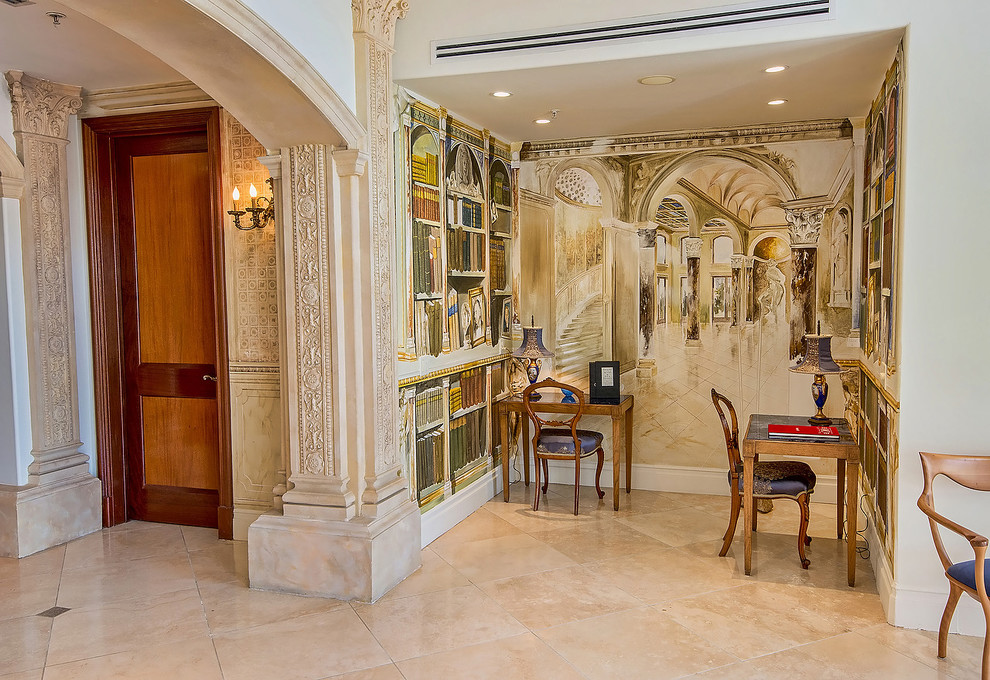 Immagine di un ampio ingresso o corridoio mediterraneo con pareti multicolore, pavimento in marmo e pavimento multicolore