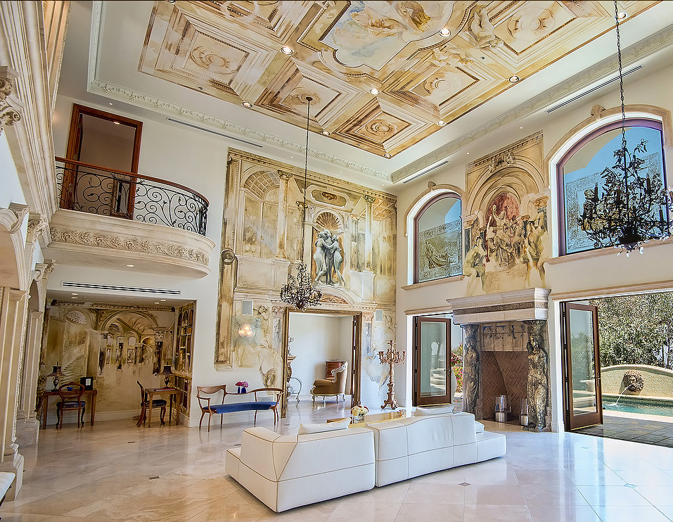 Foto på en mycket stor medelhavsstil hall, med flerfärgade väggar, marmorgolv och flerfärgat golv