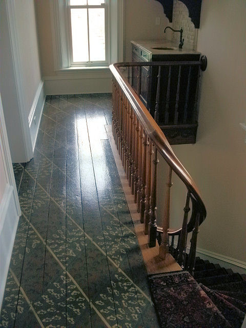 他の地域にあるヴィクトリアン調のおしゃれな廊下 (塗装フローリング、マルチカラーの床) の写真