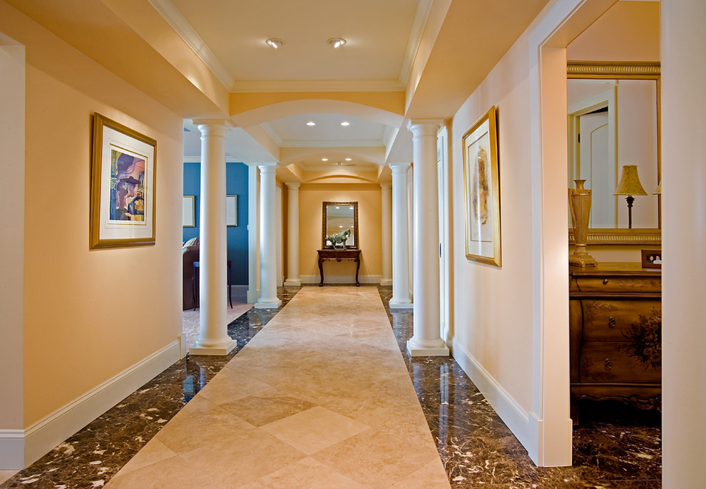 На фото: коридор в средиземноморском стиле с желтыми стенами с