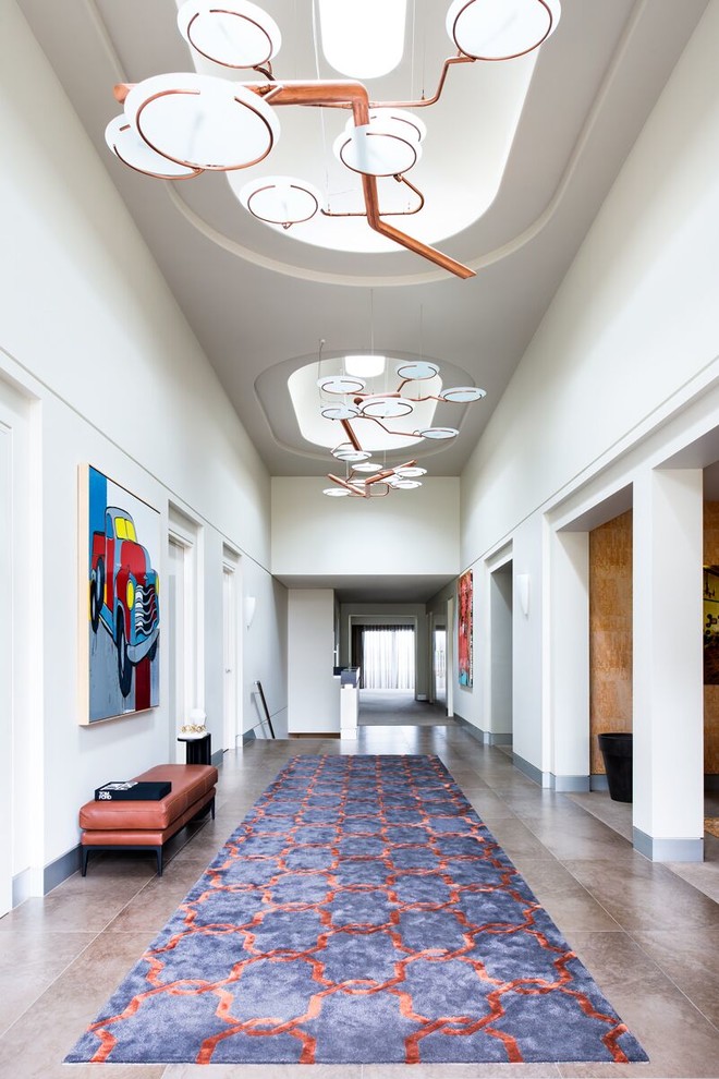 Idee per un grande ingresso o corridoio contemporaneo con pareti bianche e pavimento grigio