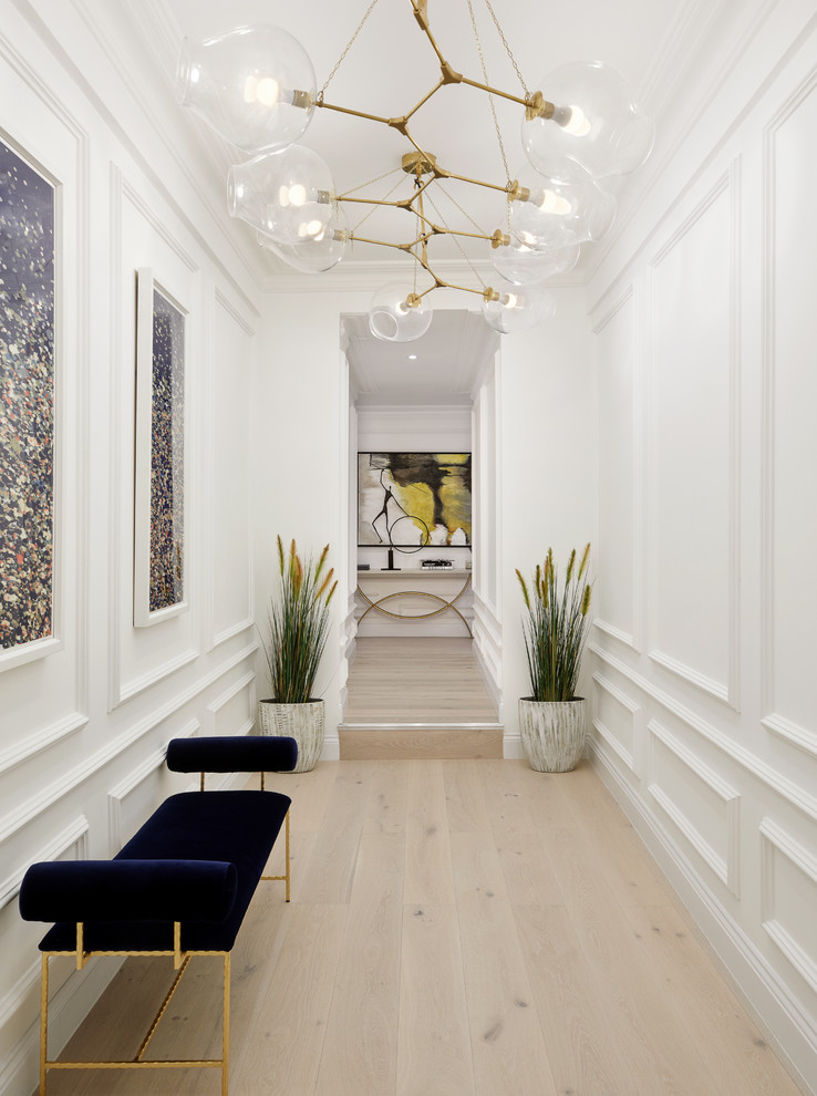 Стильный дизайн: большой коридор в стиле неоклассика (современная классика) с белыми стенами и светлым паркетным полом - последний тренд