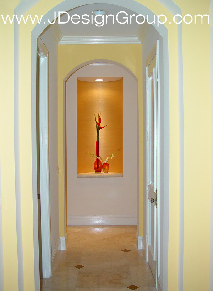Inspiration för moderna hallar, med gula väggar, marmorgolv och beiget golv