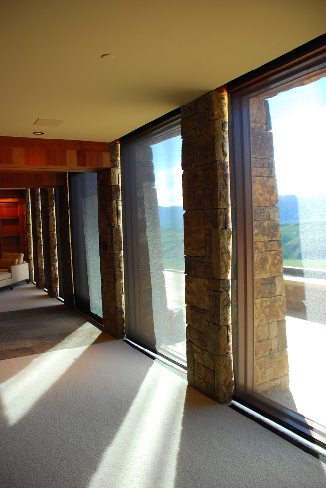 На фото: коридор среднего размера в стиле рустика с коричневыми стенами и темным паркетным полом
