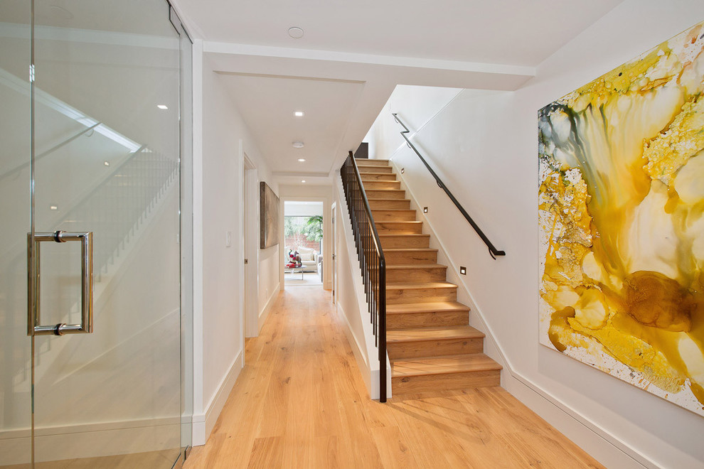 Источник вдохновения для домашнего уюта: коридор среднего размера в современном стиле с белыми стенами и паркетным полом среднего тона